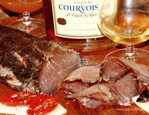 Нарезаем брезаолку тоненькими кусочками, созываем друзей и наслаждаемся вкусом и приятным общением. Мы еще добавили сыр, вяленые помидорки и вяленые сливы. Очень было хорошо! Смачного и вам!