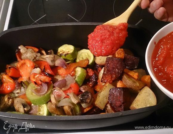 Добавляем рубленые томаты в собственном соку.