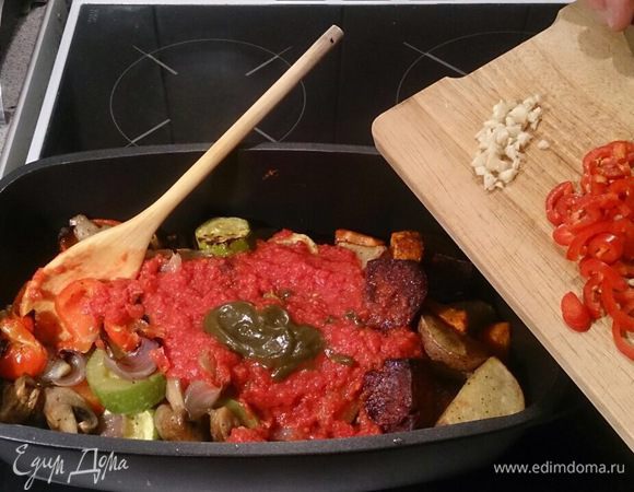 Добавляем чили перец и рубленый чеснок.