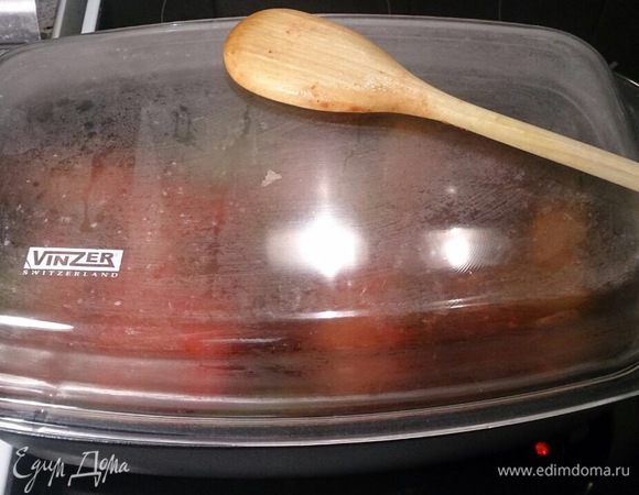 Накрываем крышкой и тушим на среднем огне минут 10 — 15.