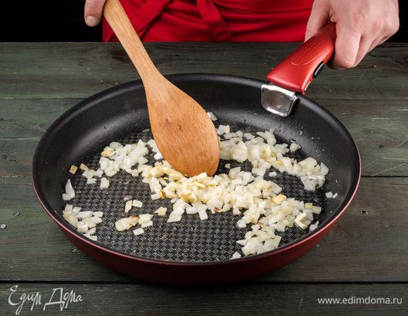 В жаропрочной сковороде, которую потом можно будет поставить в духовку, разогреть растительное масло и 5 минут тушить в ней репчатый лук и чеснок, сбрызгивая водой, если это необходимо.