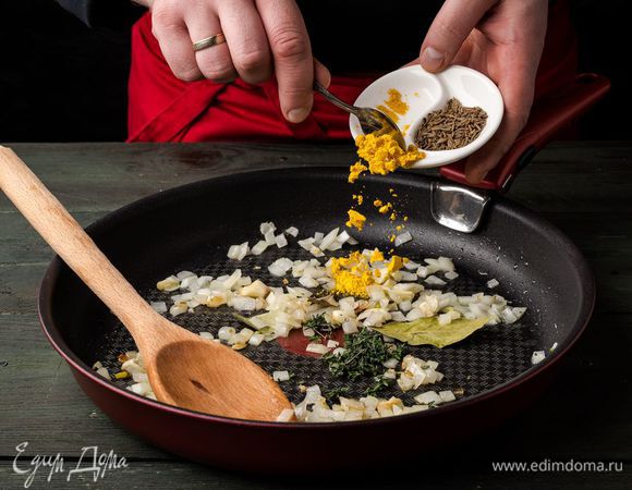 Добавить листья тимьяна, лавровый лист, кориандр, тмин, куркуму и красный перец, перемешать.