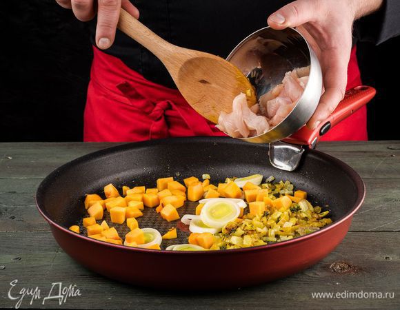 Курицу нарезать длинными узкими полосками, нарезанный лук-порей и тыкву отправить в сковороду и все перемешать. Готовить 5 минут.