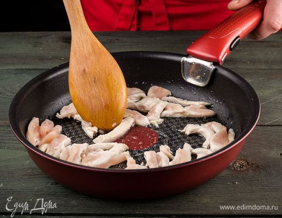 Куриное филе нарежьте соломкой и обжарьте на кунжутном масле до образования золотистой корочки.