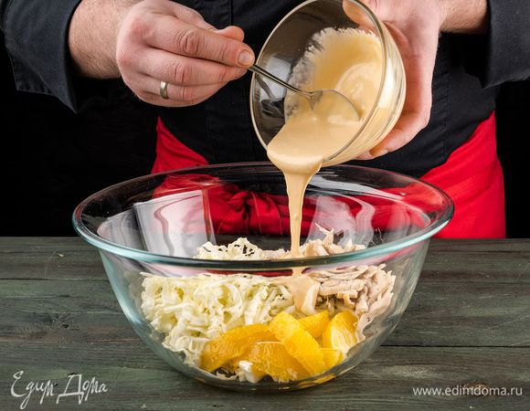 Смешать майонез и соевый соус, специи. Добавьте в салат.