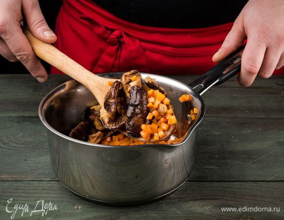 Грибы замочить на 2 часа. Нарезать и пожарить их на кунжутном масле, добавить морковь. Все обжарить. 