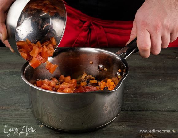 Кладем томатный кетчуп, измельченный помидор и красный перец чили. Кипятим 5 минут и снимаем с огня.