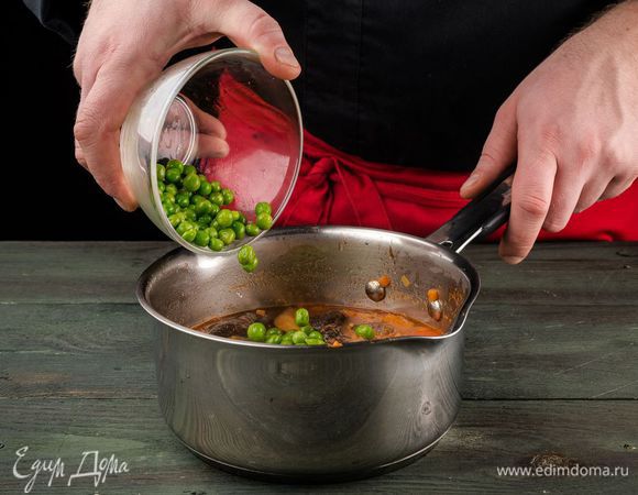 Добавляем в кастрюлю горошек.
