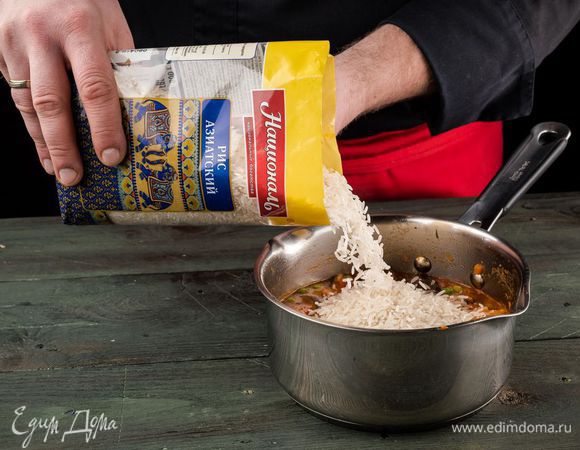 Всыпаем в кастрюлю рис Азиатский ТМ «Националь».