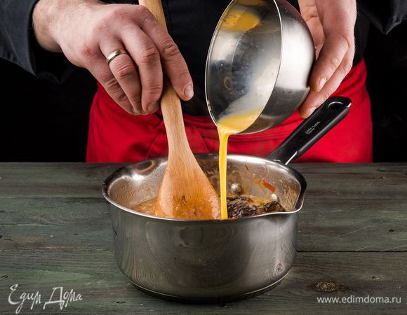 Когда рис сварится, добавляем тонкой струйкой яйцо и специи. 