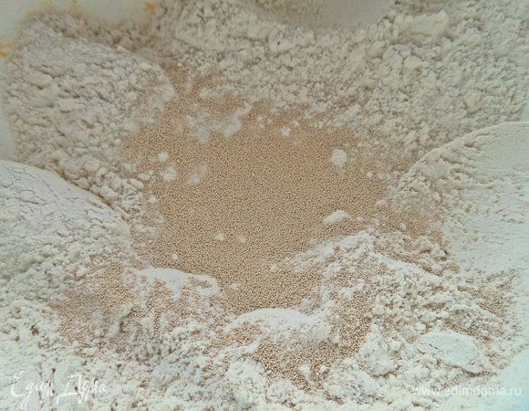 Смешать дрожжи с мукой и солью.