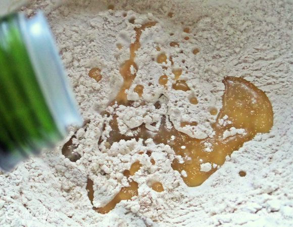 Влить оливковое масло.