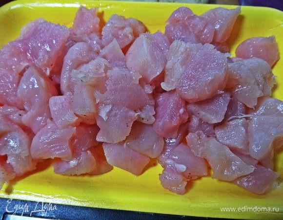 Для начинки лучше заранее замариновать куриную грудку. Нарезать кубиками.
