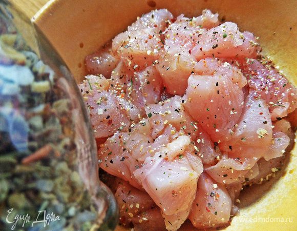 Посыпать перцем.