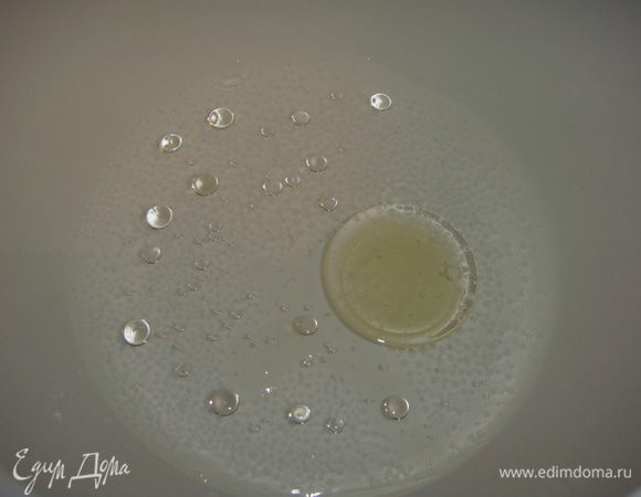 В чашу для взбивания влить стакан минералки и подсолнечное масло.