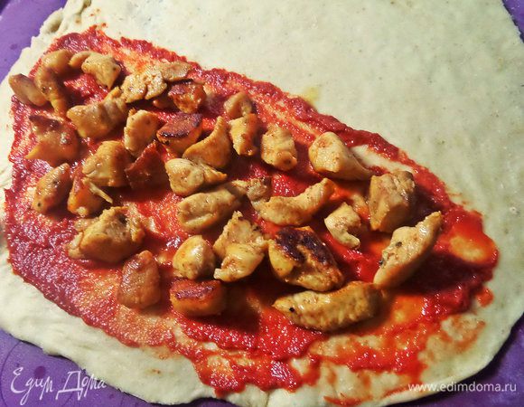 Сверху — половина курицы.