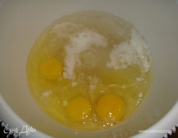 Добавить яйца и сахар. Взбить миксером в течение 2-х минут.