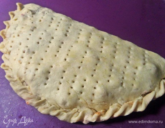 Закрыть половинкой теста.