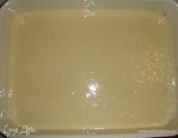 Форму для выпечки застелить пергаментом, бока смазать маслом. Выложить тесто.