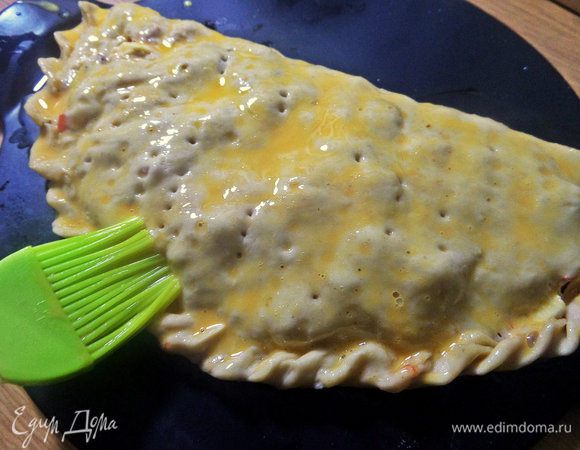 Смазать взбитым желтком со сливками и чуть воды.