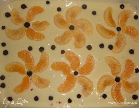 Мандарины почистить и разобрать на дольки. Выложить на тесто мандарины и смородину. Выпекать в разогретой до 175°С духовке 40 минут.