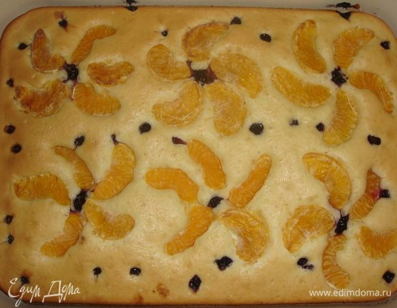 Готовый пирог остудить, вынуть из формы и нарезать порционными кусочками. Подавать с чаем или молоком. Приятного чаепития!