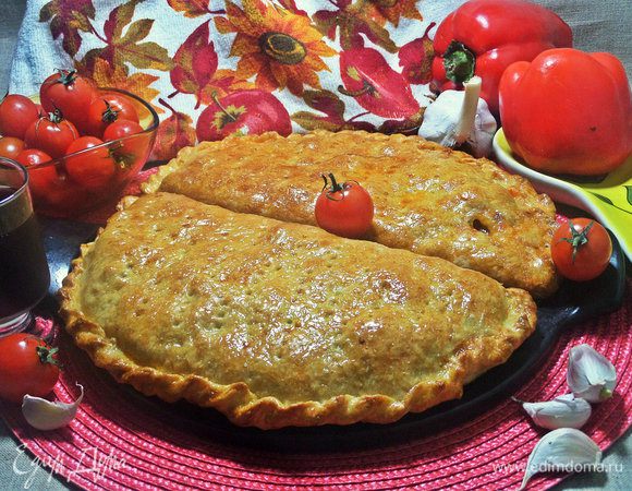 Подаем обе пиццы на стол. Рубен, как видишь, про вино я не забыла! Если разделить тесто на 4 части, получится 4 мини-пиццы.