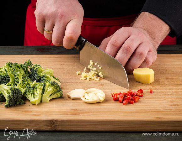 Брокколи разобрать на небольшие соцветия. Перец чили, удалив семена, мелко порубить. Корень имбиря почистить и измельчить. Чеснок почистить, раздавить плоской стороной ножа и мелко порубить.

