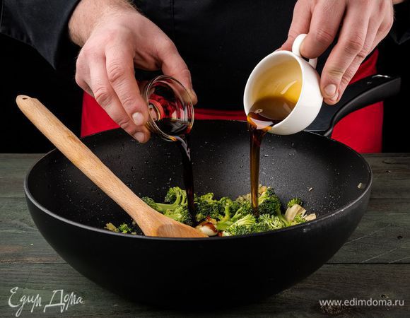 Добавить брокколи и чеснок, перемешать, влить соевый соус, кленовый сироп и обжаривать до готовности брокколи.