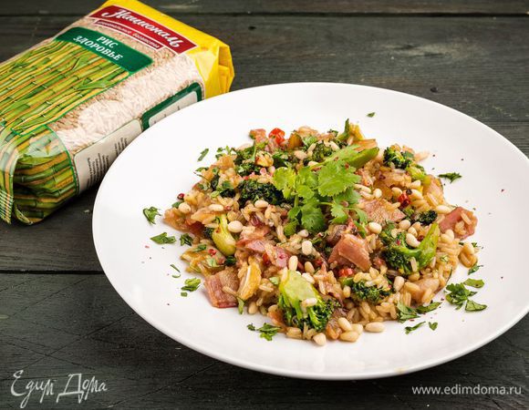 Разложить салат в тарелки, посыпать измельченной кинзой.