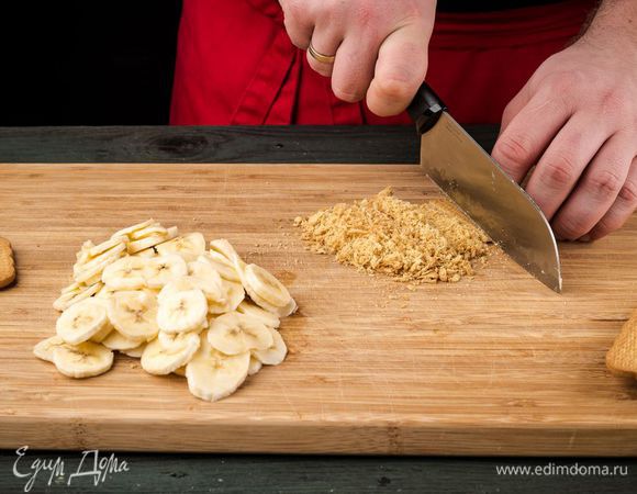 Банан почистить, нарезать кружками. Печенье размять в крошку.