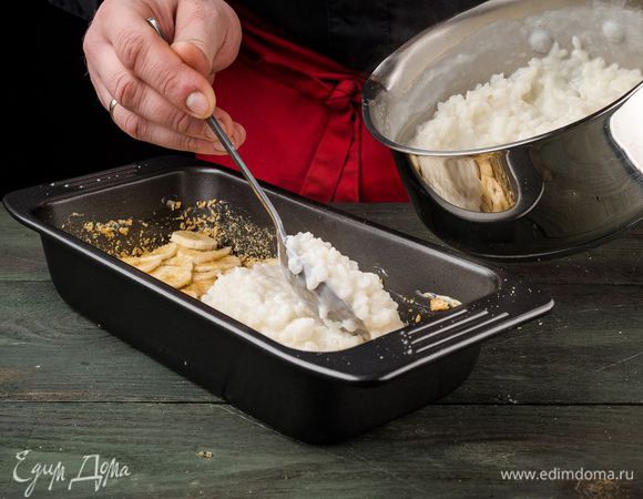 Рисовую кашу выложить на бананы.