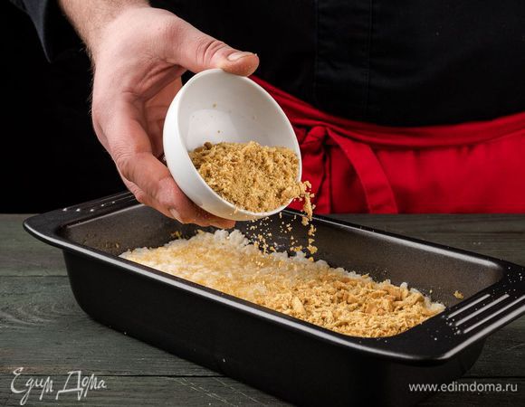 Присыпать рис оставшимся сахаром и крошкой из печенья. Поставить форму на 10 минут в разогретую духовку, затем на 2 —  3 минуты отправить под гриль.