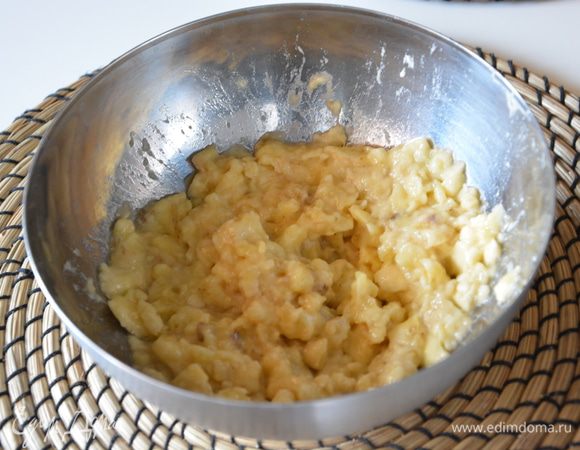 Бананы нужны перезрелые, почерневшие. Пюрировать бананы вилкой или лопаткой, не миксером.