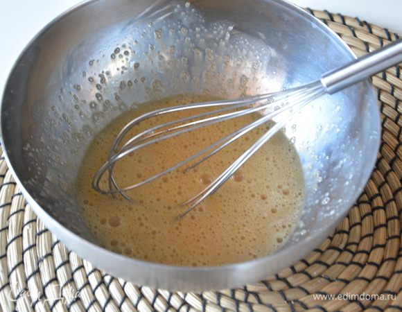 Яйца взбить с сахаром.