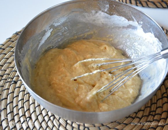 К яичной массе добавить молоко комнатной температуры, растопленное сливочное масло, перемешать. Просеять муку, корицу, соль, разрыхлитель. Добавить к яично-масляной массе, перемешать.