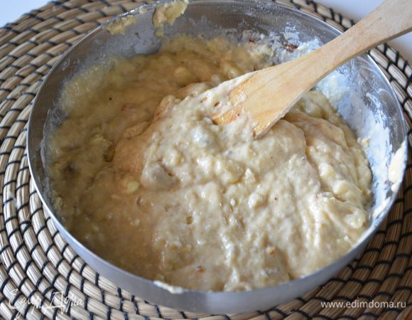 В последнюю очередь добавить бананы, толченые орехи и перемешать. У меня была горсть карамелизированных грецких орехов, их тоже добавила в кекс.