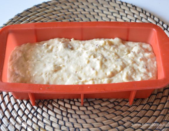 Форму для выпечки смазать маслом (силиконовую смазывать не нужно), выложить тесто в форму и выпекать в хорошо разогретой духовке при 180°С 50 — 60 минут.