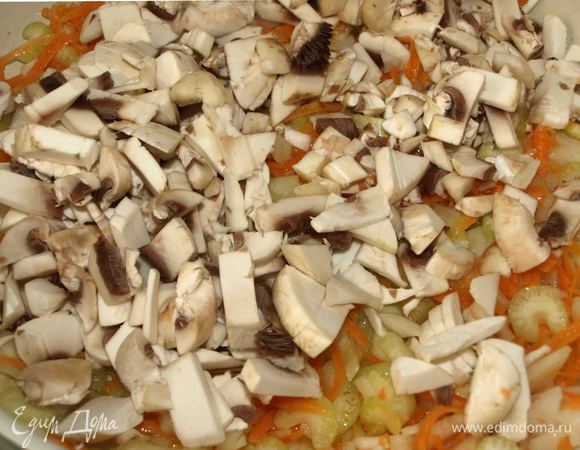  Грибы нарезать и добавить к остальным овощам. Томим 2 минуты.