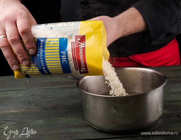 Рис Краснодарский ТМ «Националь» отварить на воде, когда воды практически не останется, влить соевое молоко, посолить и довести до кипения.