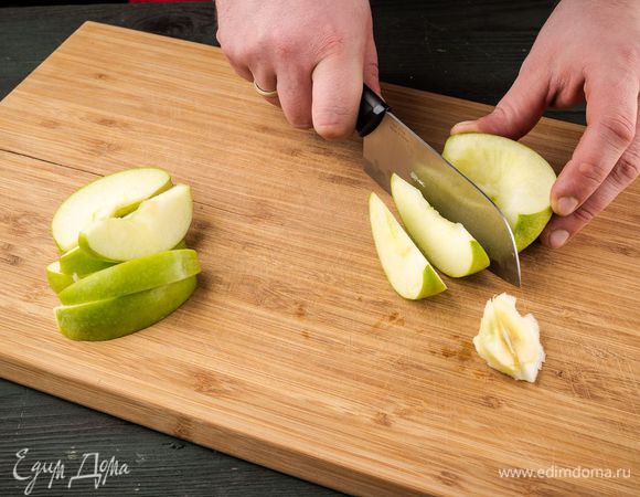 Яблоки, удалив сердцевину, нарезать ломтиками.