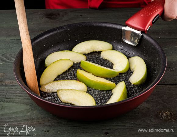 Разогреть в сковороде растительное масло и прогревать яблоки на небольшом огне.