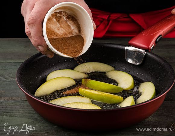 Когда яблоки станут мягче, добавить мед, корицу, перемешать. 