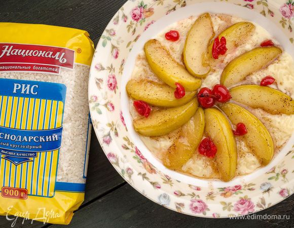 Готовую кашу выложить в тарелки, а сверху — карамелизированные яблоки.