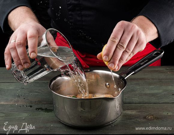 Добавить немного воды, перец и сок лимона.