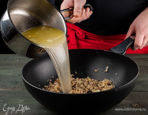 Готовый бульон из панцирей процедить, влить в сковороду с рисом и готовить, не накрывая крышкой, около 20 минут до готовности риса. Если бульон выпарится, влить немного горячей воды или белого сухого вина.