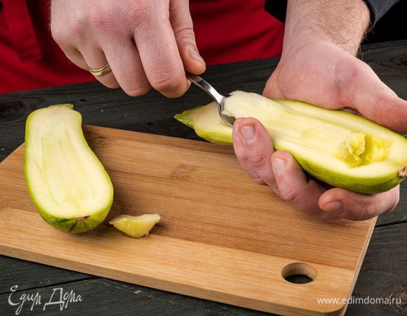 Кабачки вымыть, просушить, разрезать пополам, убрать мякоть, превратив их в лодочки. 