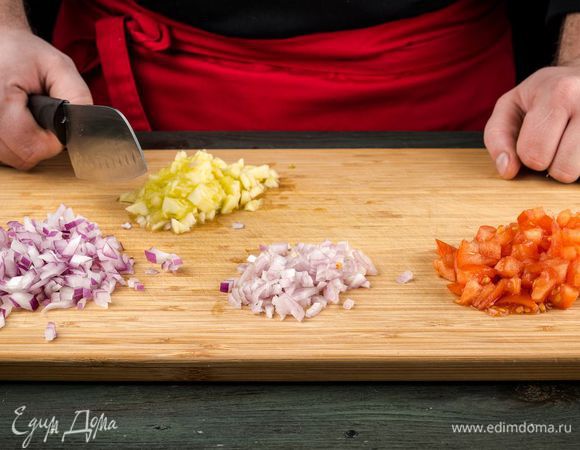 Лук красный, лук шалот, помидоры, мякоть кабачков мелко нарезать. Чеснок выдавить через пресс.