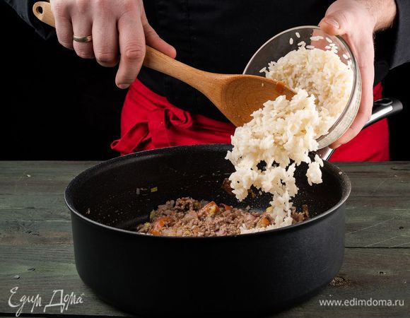 За 3 минуты до готовности переложить рис, все перемешать. 