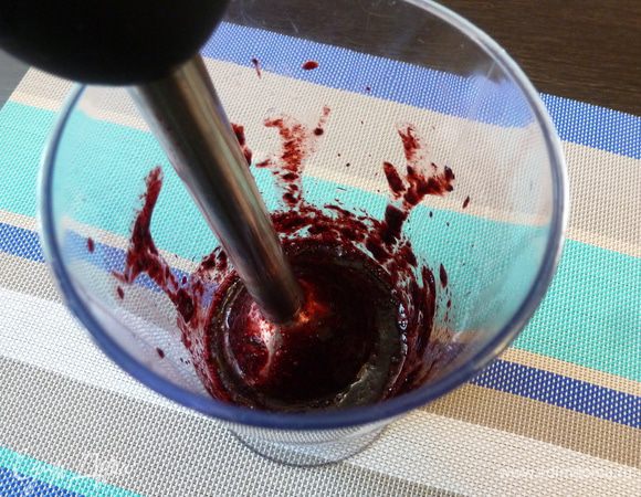 Чернику пробьем в блендере до состояния пюре.